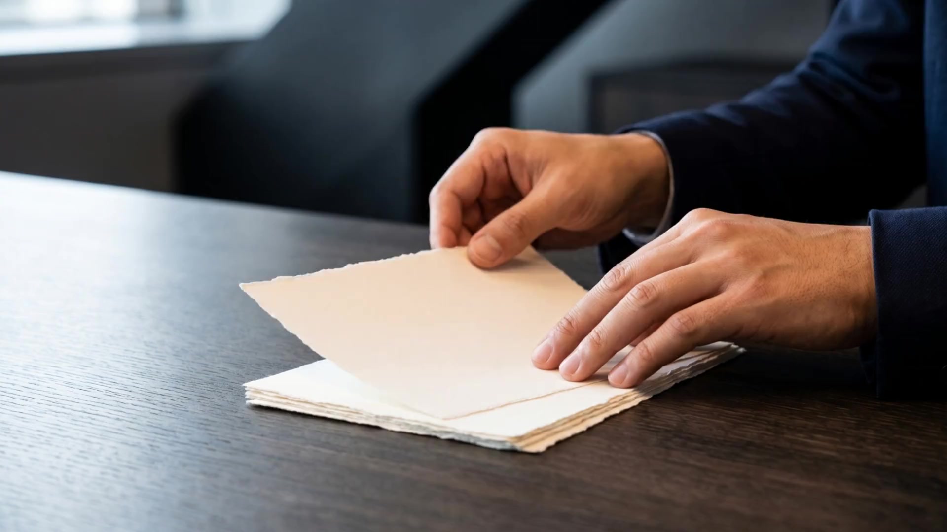 Manos revisando documentos